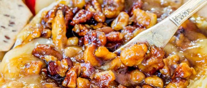 Honey-glazed brie with crackers